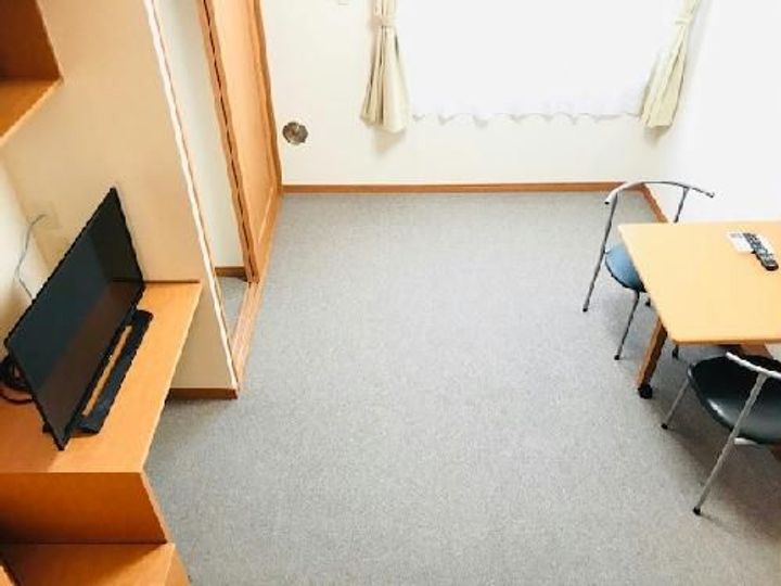 レオパレストミーヒルズCの居間