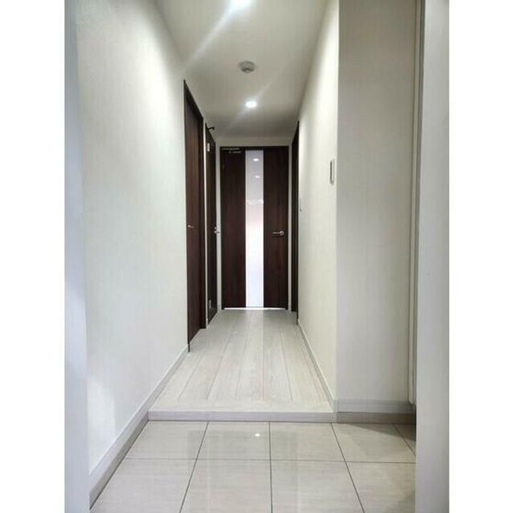 LIBTH大津の玄関