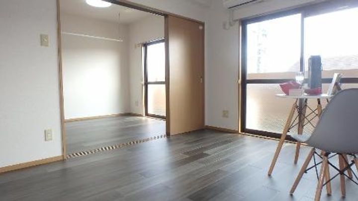 テージスの居間