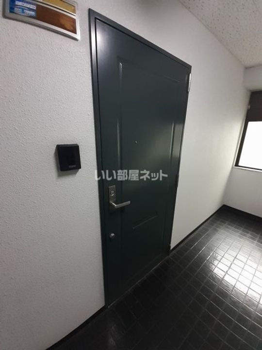 大阪府堺市西区上(マンション)の賃貸物件の玄関