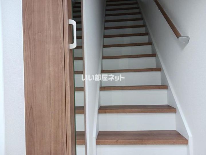 ワンリッチ上野町Aの玄関