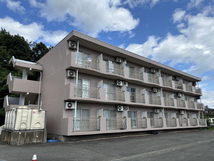 マンション巣子の外観