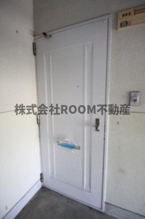 野崎マンションの玄関