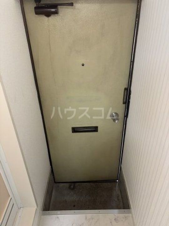 パレス市川の玄関