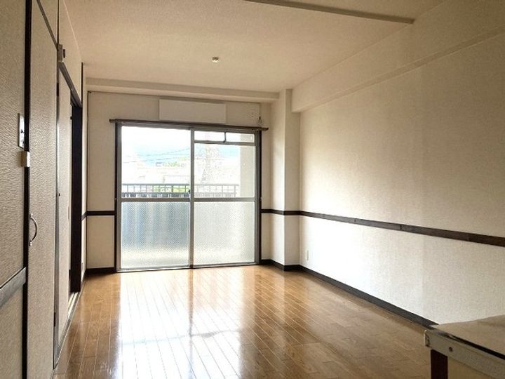 春日コーポの居間