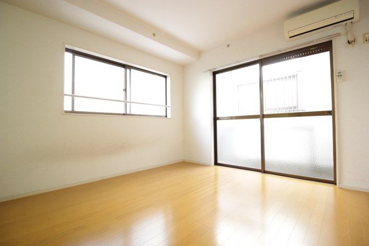 ビッグバーンズマンション新屋敷の居間