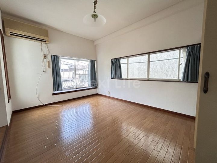 エムアンドエムヨロズチョウの居間