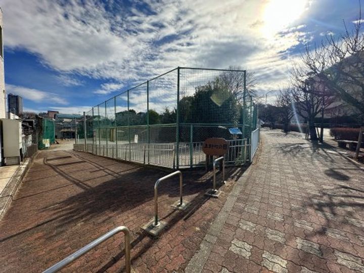 エムアンドエムヨロズチョウの周辺