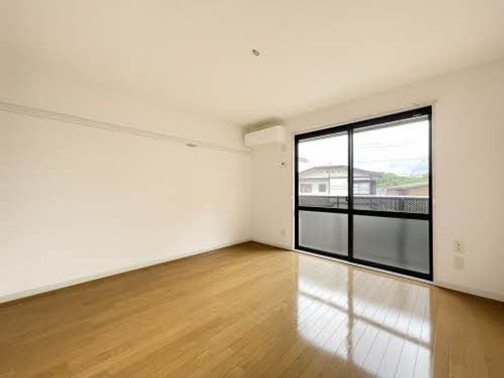 ハイネス山の寺の居間