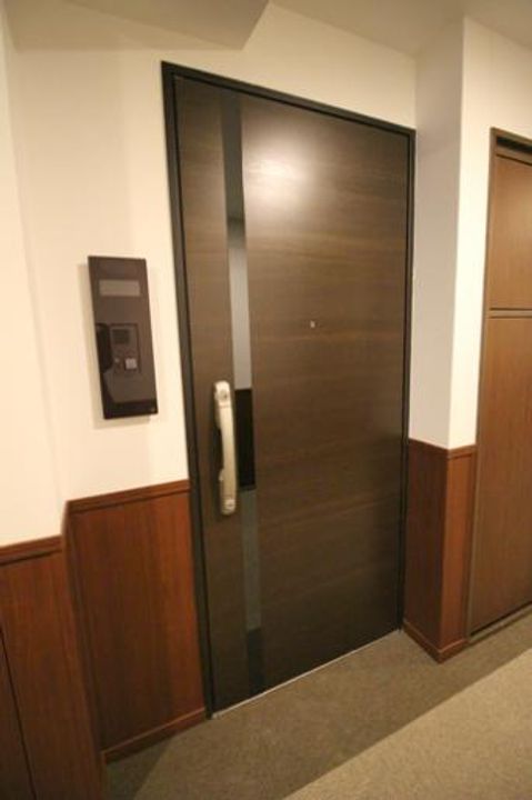 東京都目黒区平町1(マンション)の賃貸物件の玄関