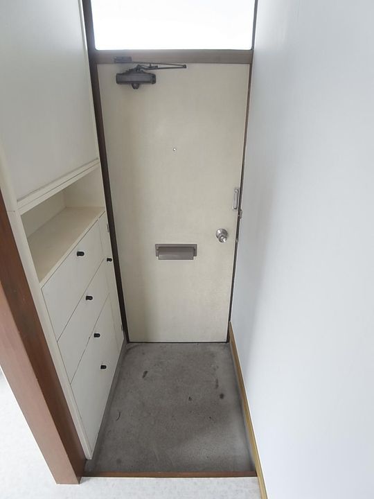 第二成島ハイツの玄関