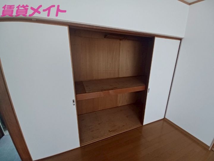 コーポ鈴鹿カーテンの内装