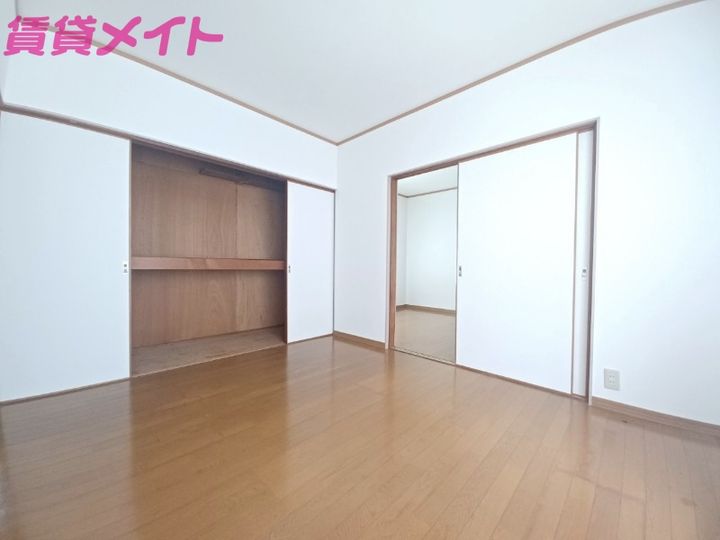 コーポ鈴鹿カーテンの内装