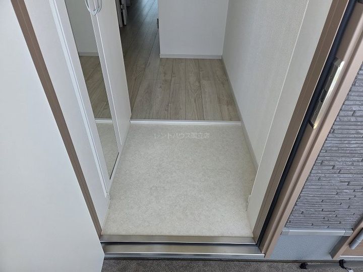 東京都昭島市玉川町2の賃貸マンションの玄関