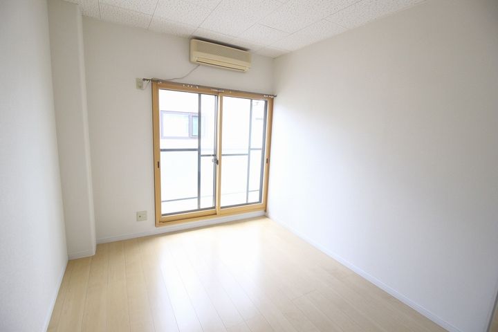 ハイツモアの居間