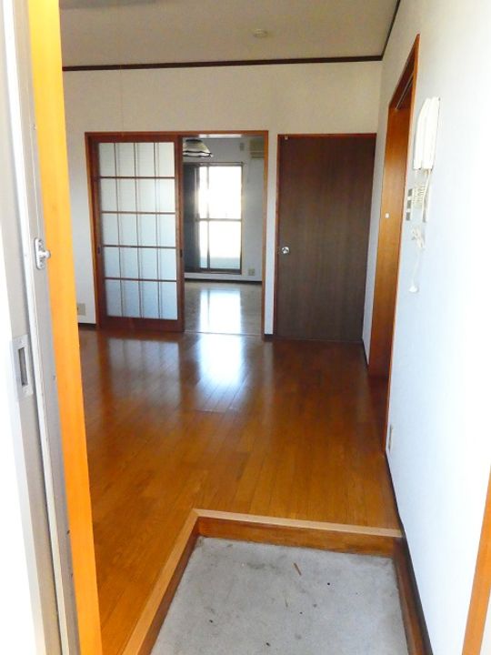 フラワーハイツの玄関