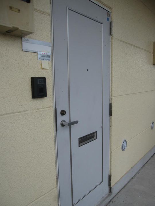 フラワーハイツの玄関