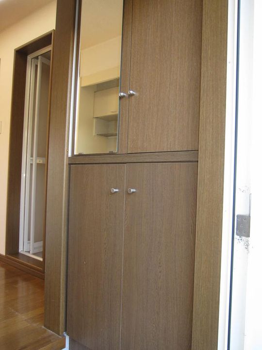 フラワーハイツの玄関