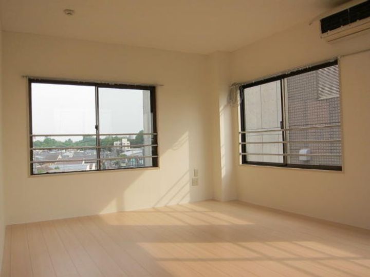 吉田ビルの居間