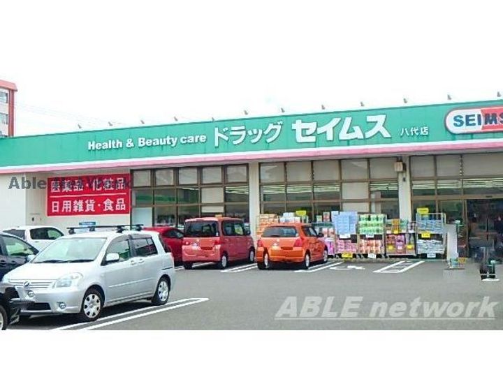 駅前ビルの周辺