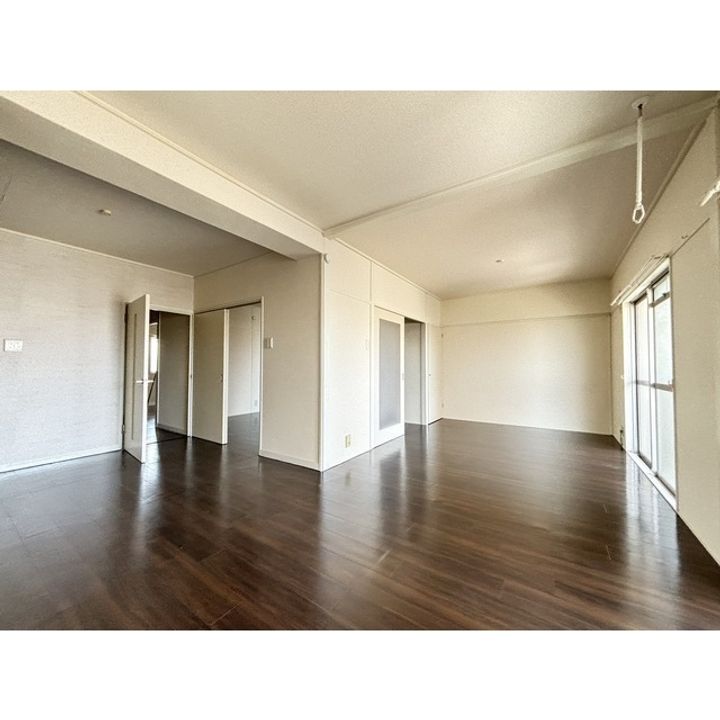 ドゥナーレ津新町の居間