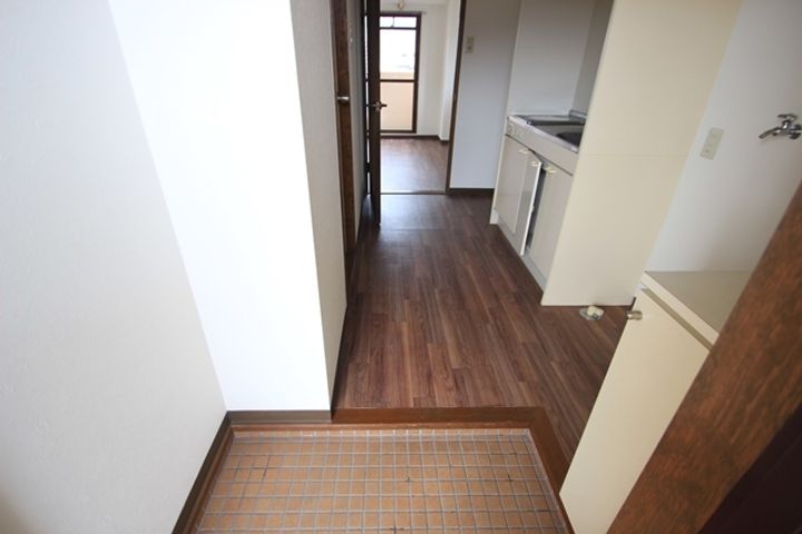 アストラムシンカワの玄関