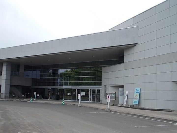 アヴニールの周辺