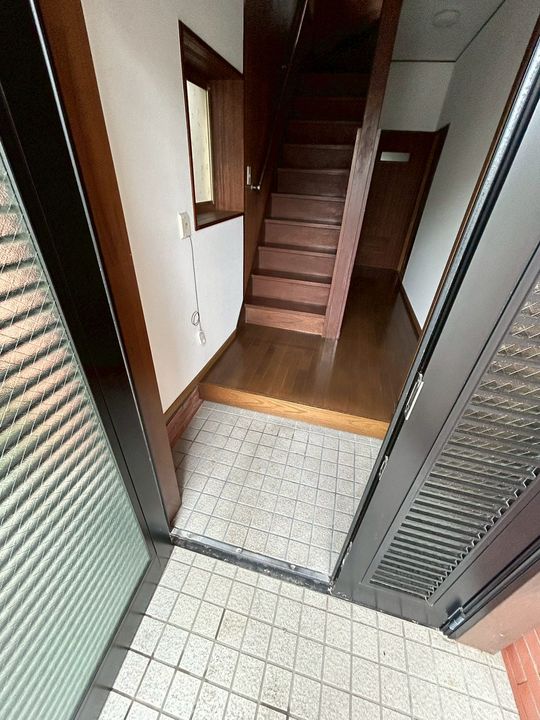 東京都八王子市絹ケ丘2(一戸建)の賃貸物件の玄関