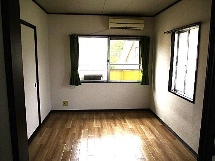 コーポ滝ノ上1号棟(泉町2丁目)の居間