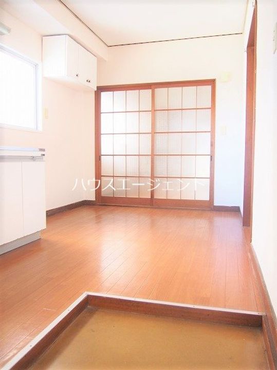 佐治ビルの居間