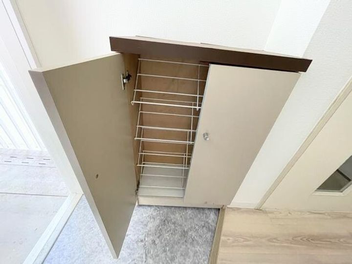 フラワーハイツの玄関