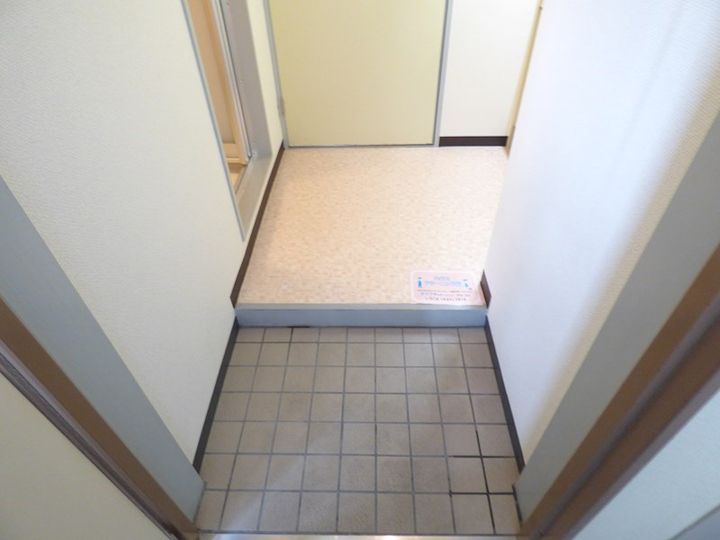 ピュアー紙屋川の玄関