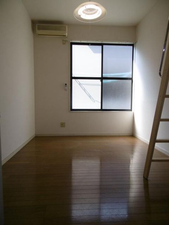 シャンブレットの居間