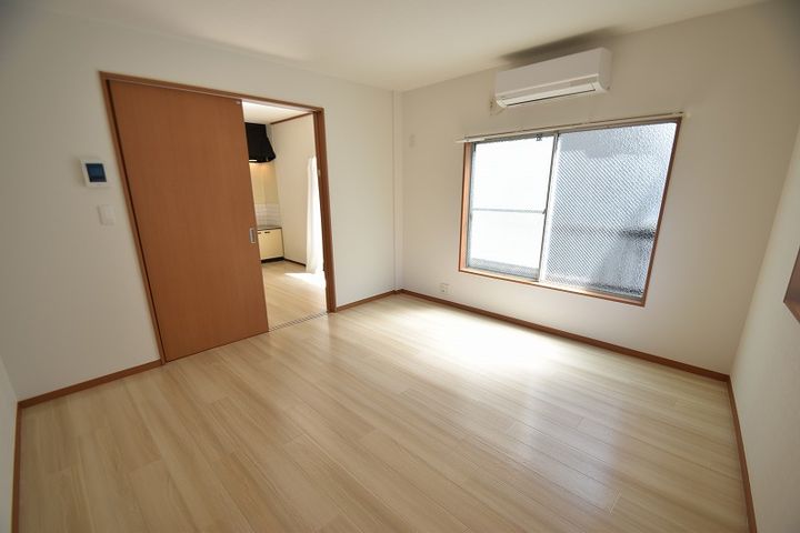 Park and River Apartmentの居間