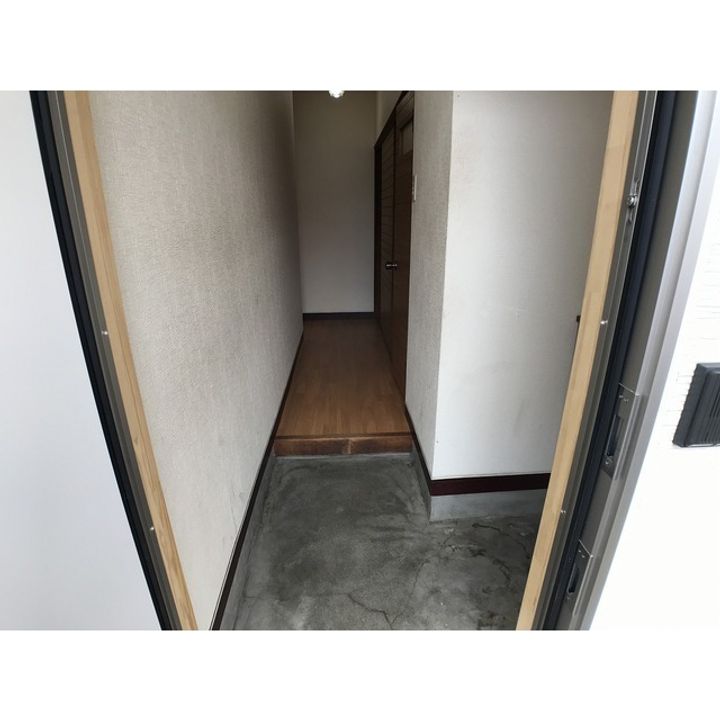 クリスタルマンションの玄関