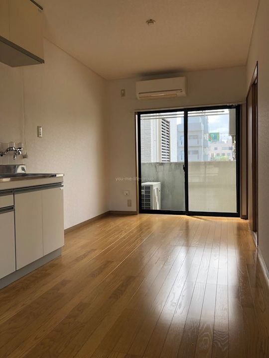 中川ビルの居間