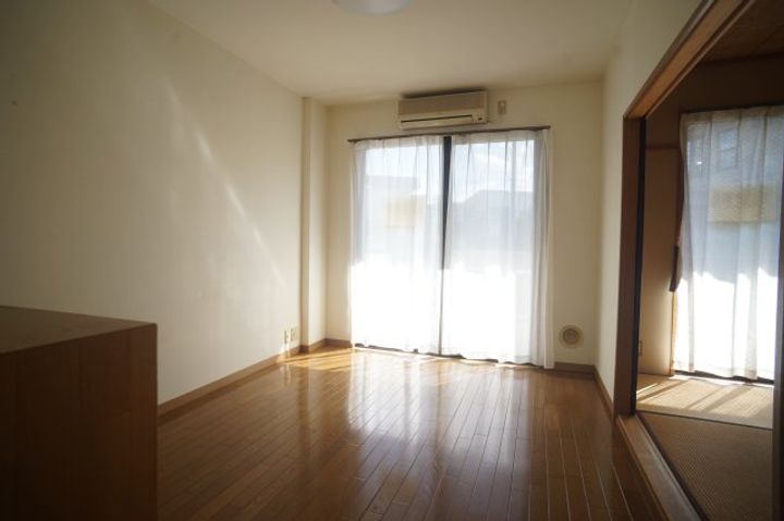 武美ハイツの居間