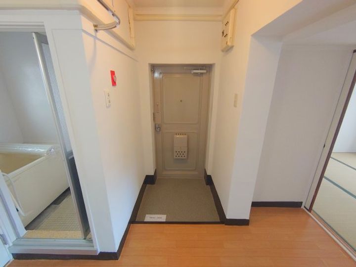宝梅園4号棟の玄関