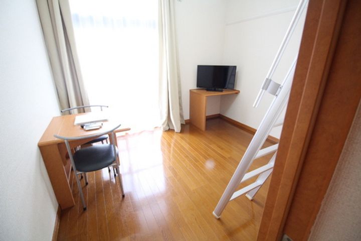 レオパレス花上の居間