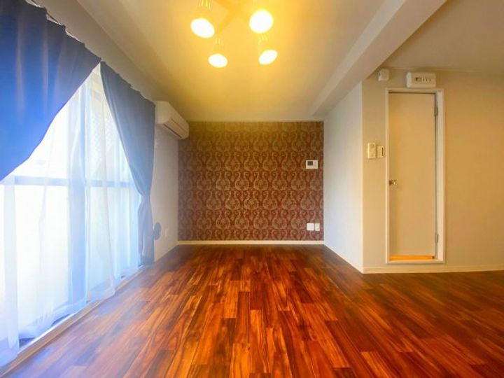 アルティメイトbuilding天満の居間