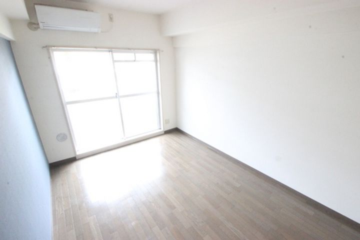 第2世良ビルの居間