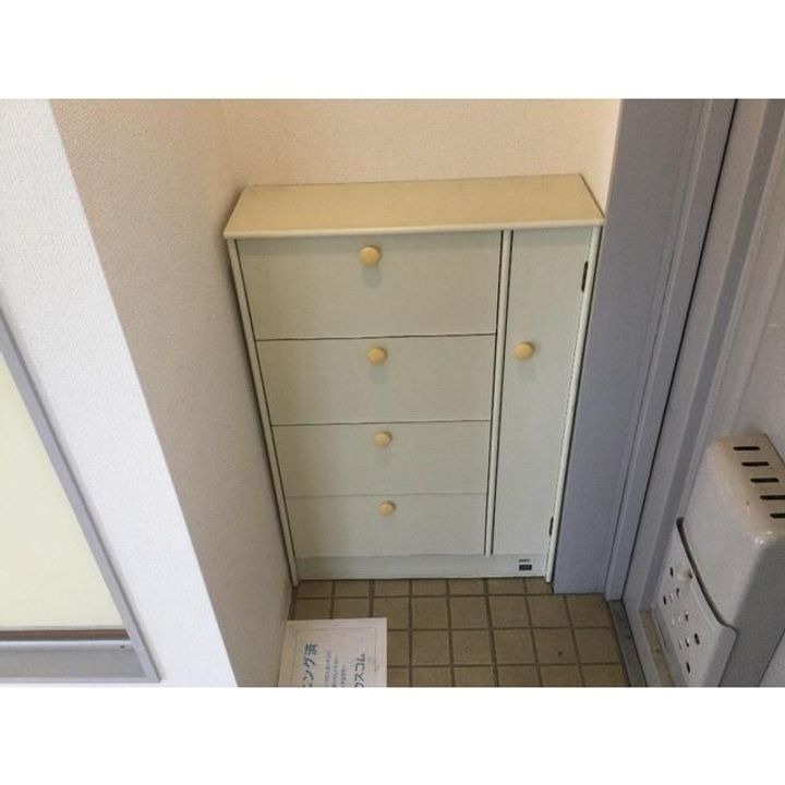 清新三興ハイツの玄関
