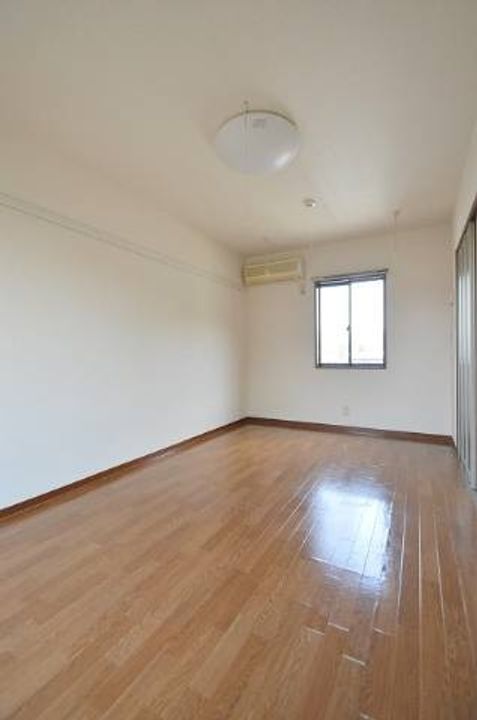 ディアス西川原の居間