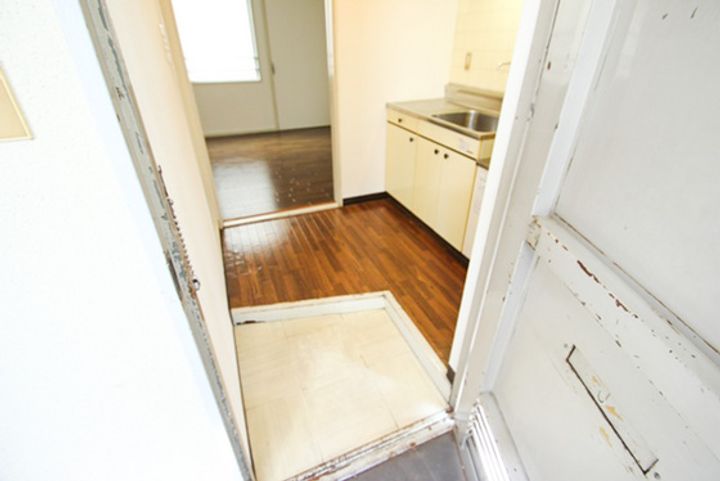 横川章栄ビルの玄関