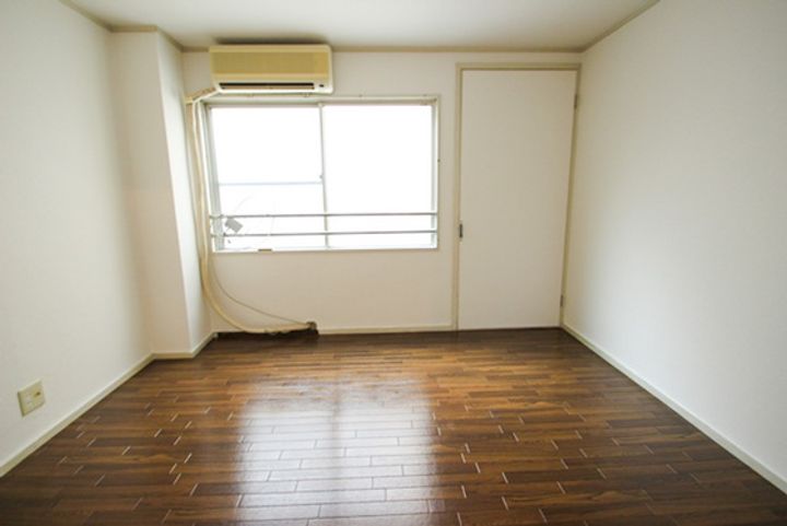 横川章栄ビルの居間