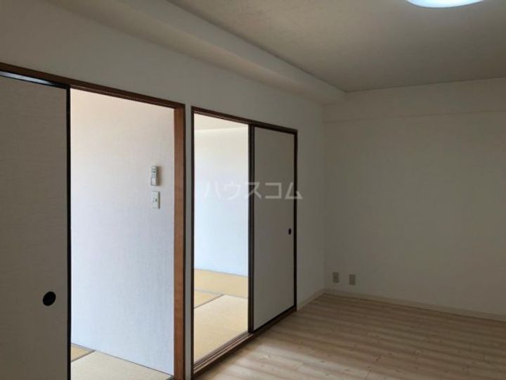 布施ビルIの居間