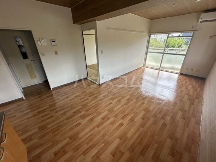 メゾンサンヒルズの居間