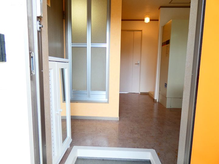 ビバライフ沼C棟の玄関