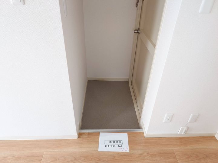 宅間ビルの玄関