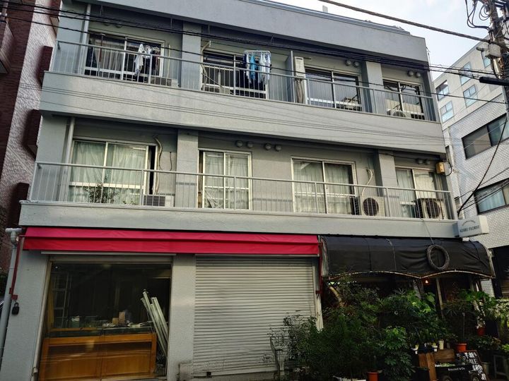 宅間ビルの外観